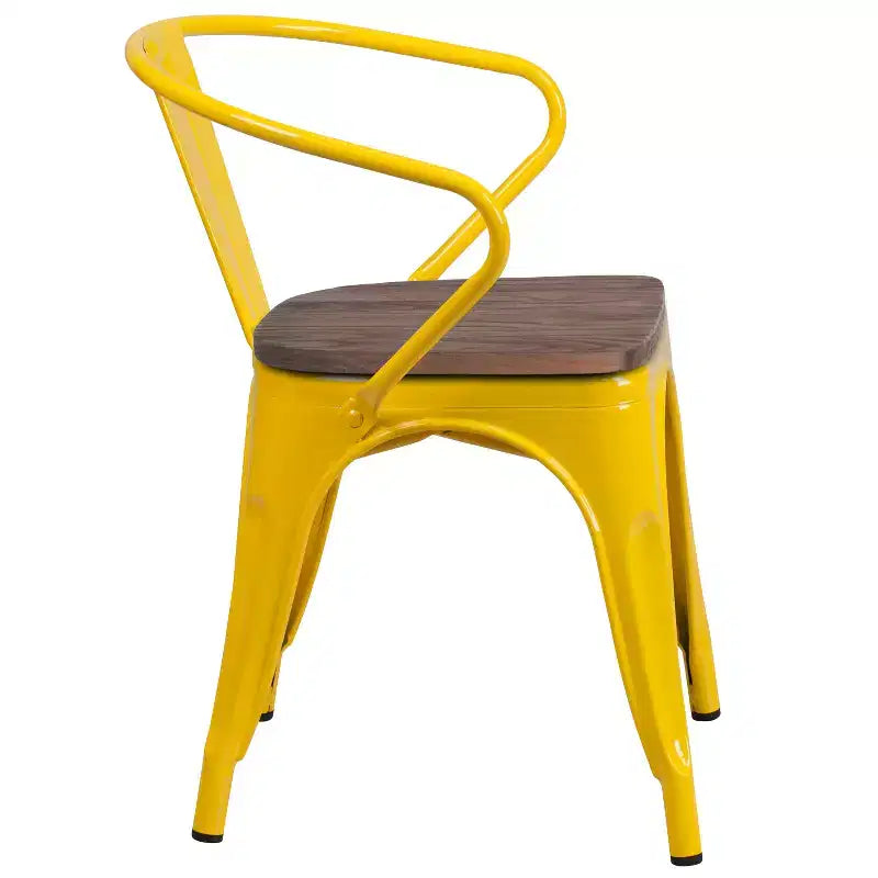 Sedia in metallo con sedile e braccioli in legno