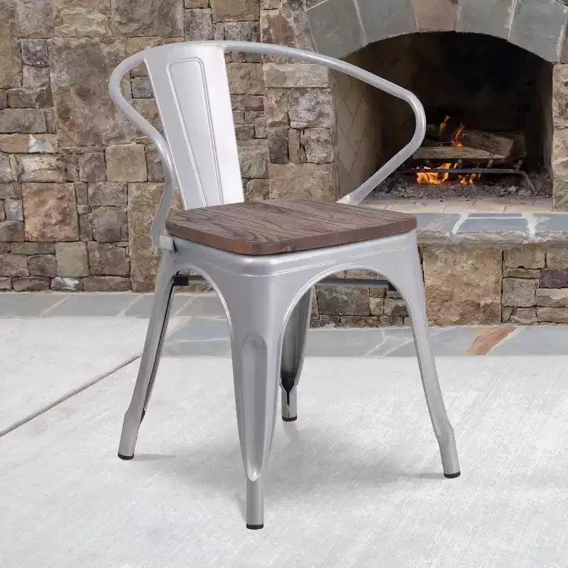 Sedia in metallo con sedile e braccioli in legno