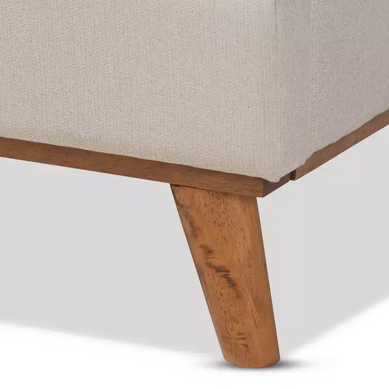 Gretchen Letto a piattaforma in legno rivestito in tessuto con testiera ad ali