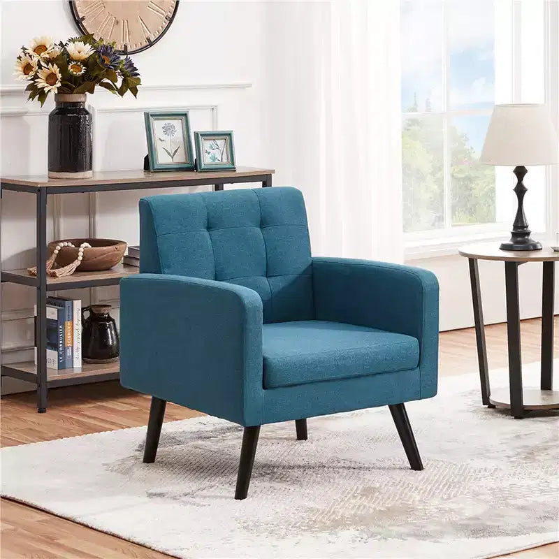 Poltrona moderna con rivestimento in tessuto capitonné e gambe in legno di gomma