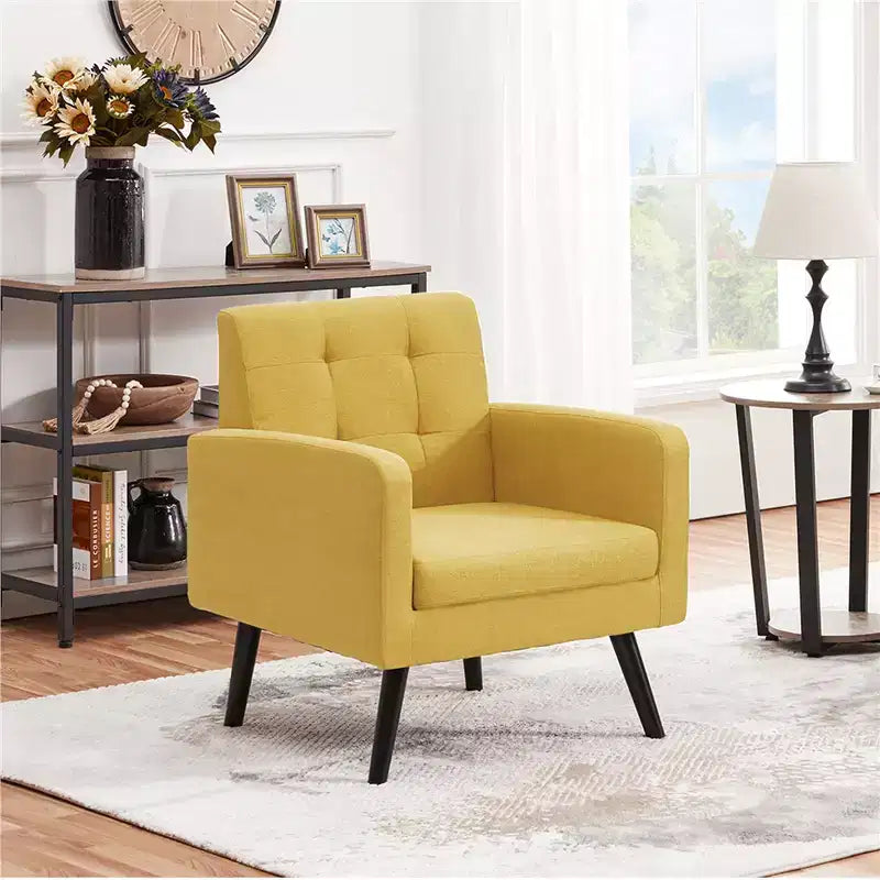 Poltrona moderna con rivestimento in tessuto capitonné e gambe in legno di gomma