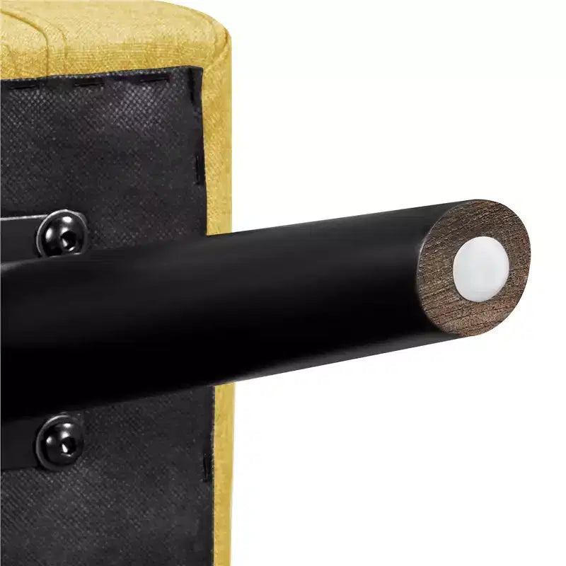 Poltrona moderna con rivestimento in tessuto capitonné e gambe in legno di gomma